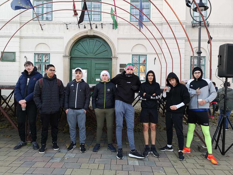 Városi jótékonysági mikulás futás